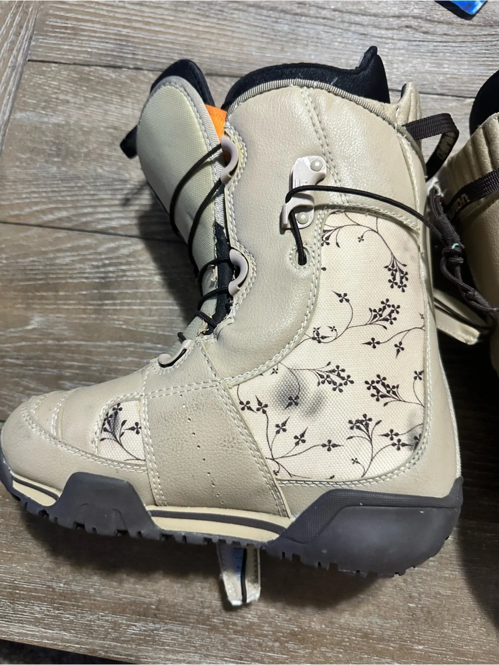 Burton Emerald Snowboard Boots Girls Size 4 Tan LaceUp Winter Snowboarding Boots